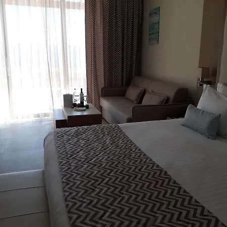 Europa 22 Beach Suites Апартаменты